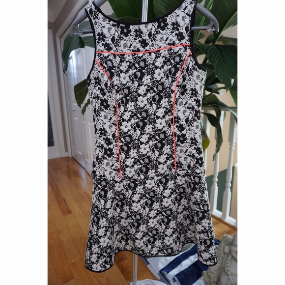 BR Petites | Piped Floral Fit & Flare Dress - Picture 2 of 4